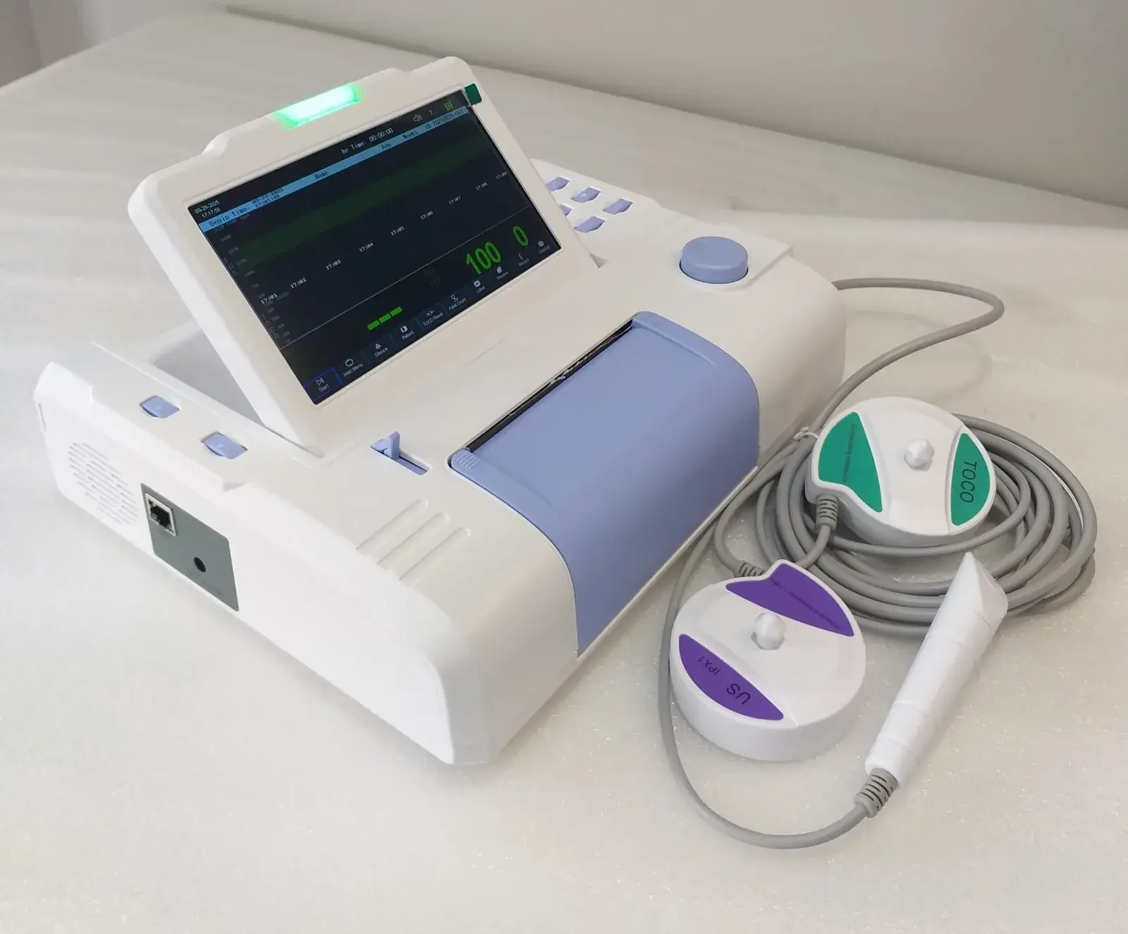 Fetal kalp atım hızı ve kasılma eğrilerini gösteren fetal monitör; yanında ultrasonografi probu, kasılma probu ve hasta olay işaretleyicisi